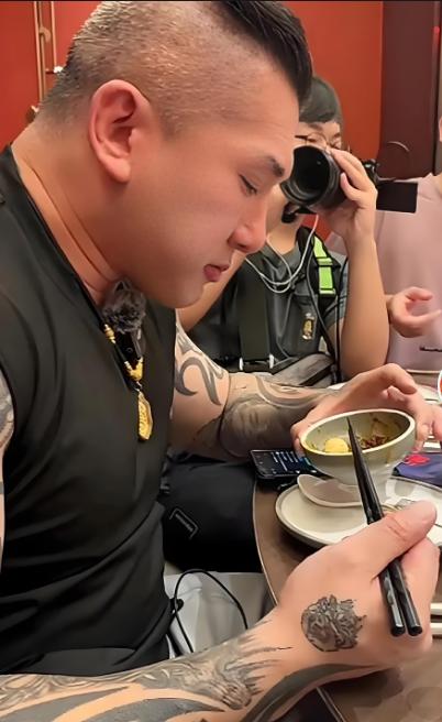 馆长这就累了?馆长确实有点吃不消了。天没亮就挤在长安街等升旗,身后站着