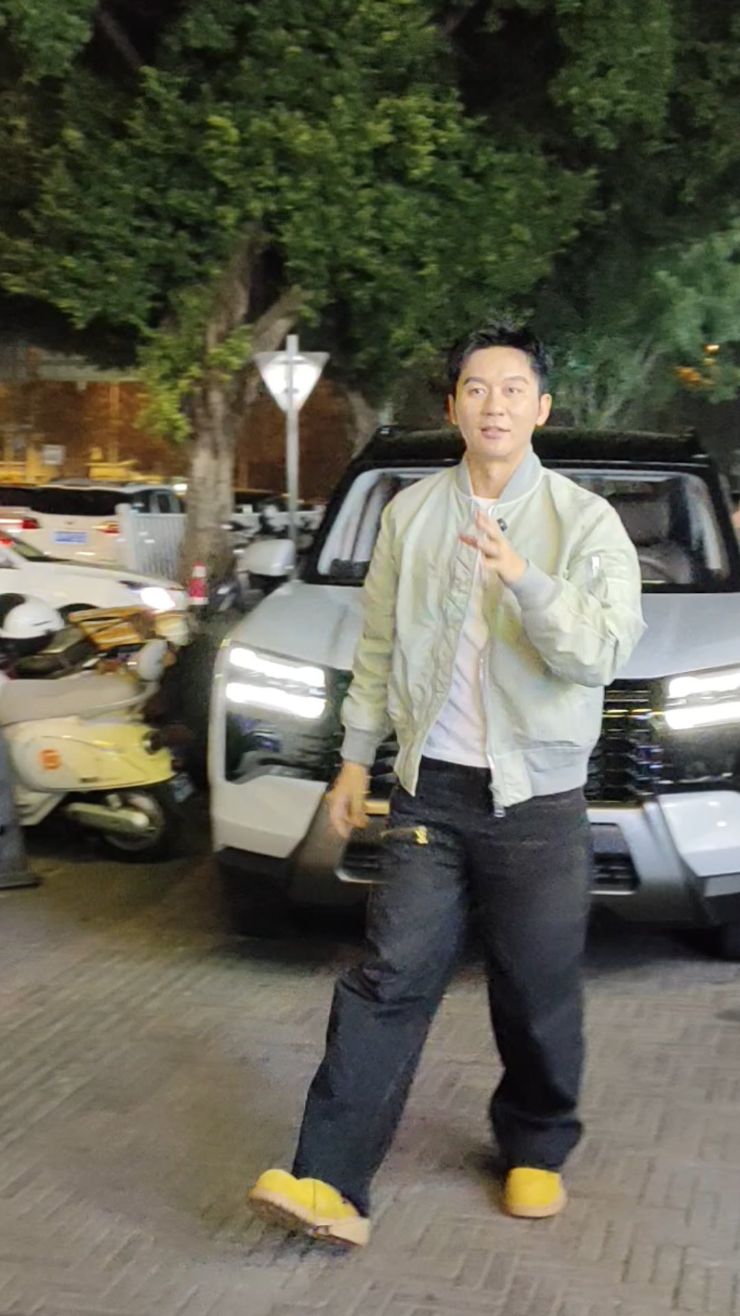 柳州偶遇李晨吃螺蛳粉柳州之行的意外收获！偶遇李晨带着团队打卡螺蛳粉店，路边开吃