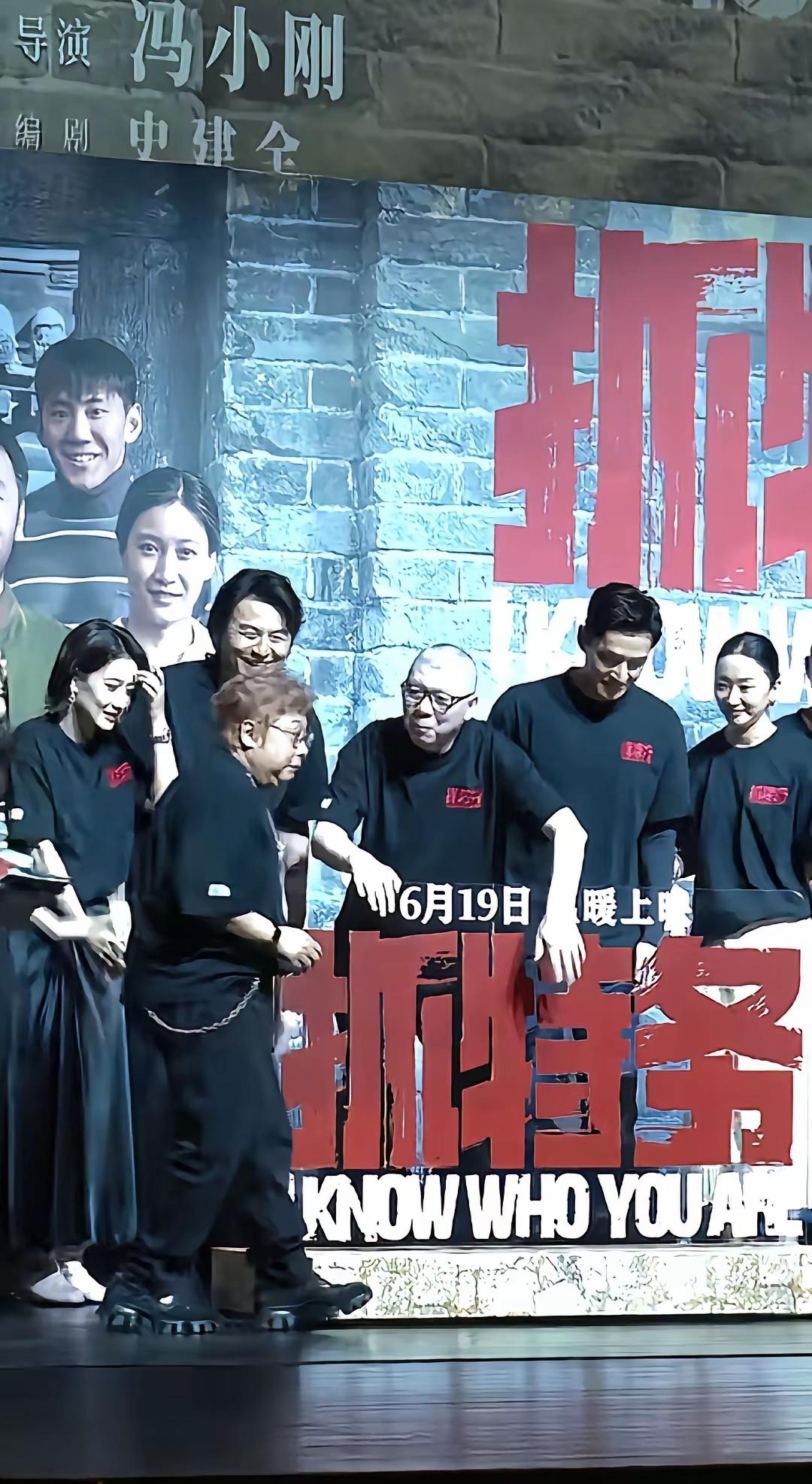 抓特务还是抓韩务？世界本来运转正常，自从某人说了几句走个面，咱就有了，这运