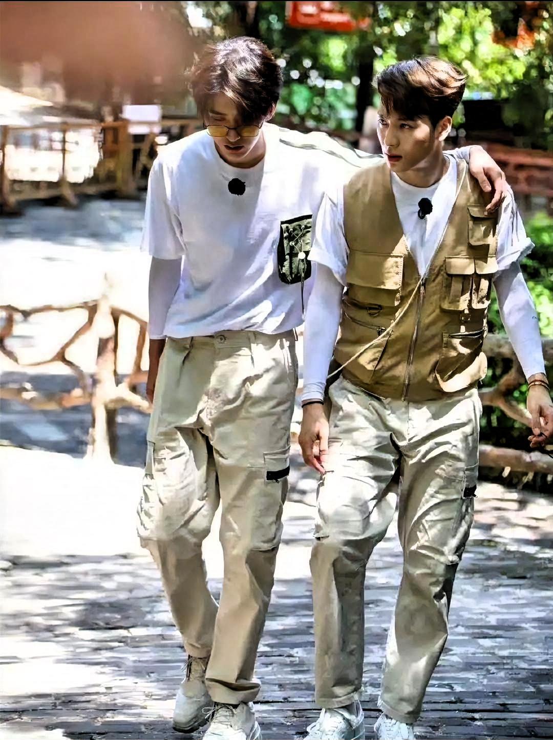 王嘉尔取关蔡徐坤那天，有人翻出8年前《偶像练习生》的旧照。他站在台上教Rap，蔡