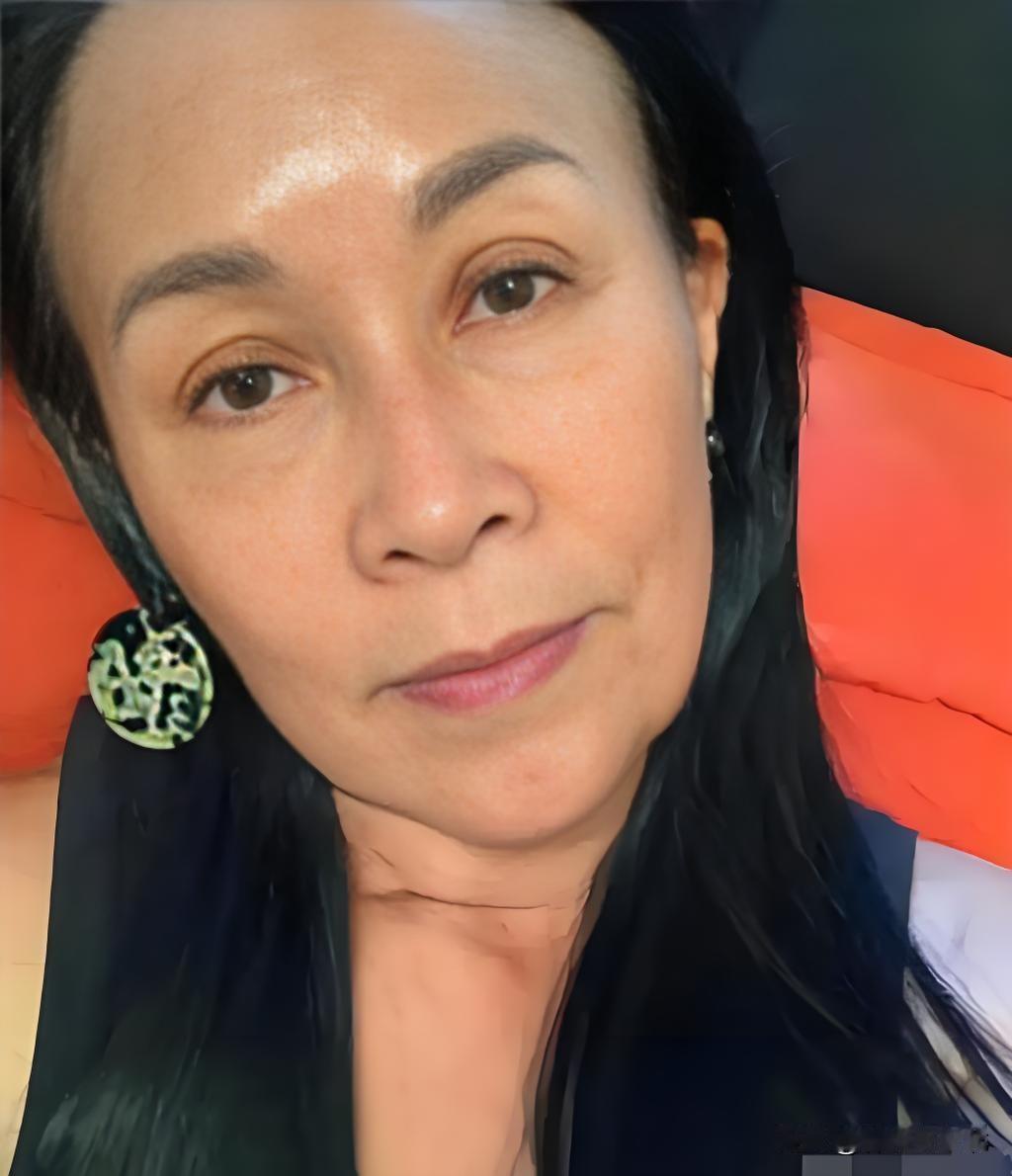 我头一次看到那英的素颜照，不化妆和普通老百姓也没有什么两样！