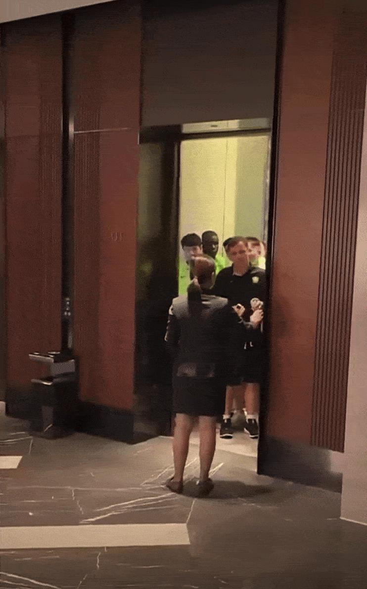 还原王刚、张玉宁赛后与球迷口角冲突现场，整个过程剑拔弩张，电梯门两次开闭伴随着事