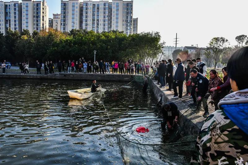 四川这起67岁老人钓鱼获刑案挺让人唏嘘的。2025年10月18日，老人倪某在邻水