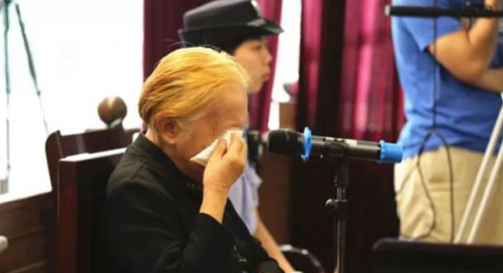 2017年，广东83岁的老太太将60粒安眠药碾碎放进儿子粥里，用勺子喂进儿子嘴中