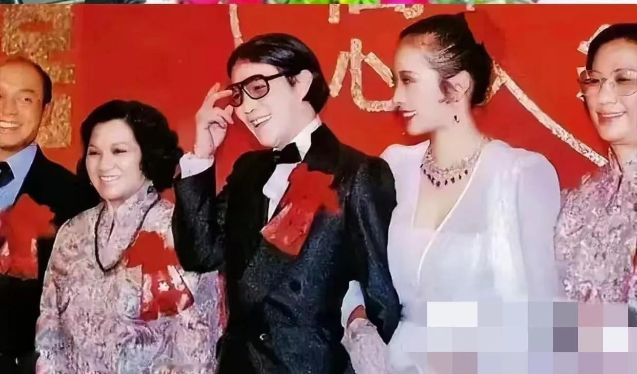 70年代，霍震霆与朱玲玲大婚时与母亲吕燕妮以及长辈们的一张留影。霍震霆出身香港老