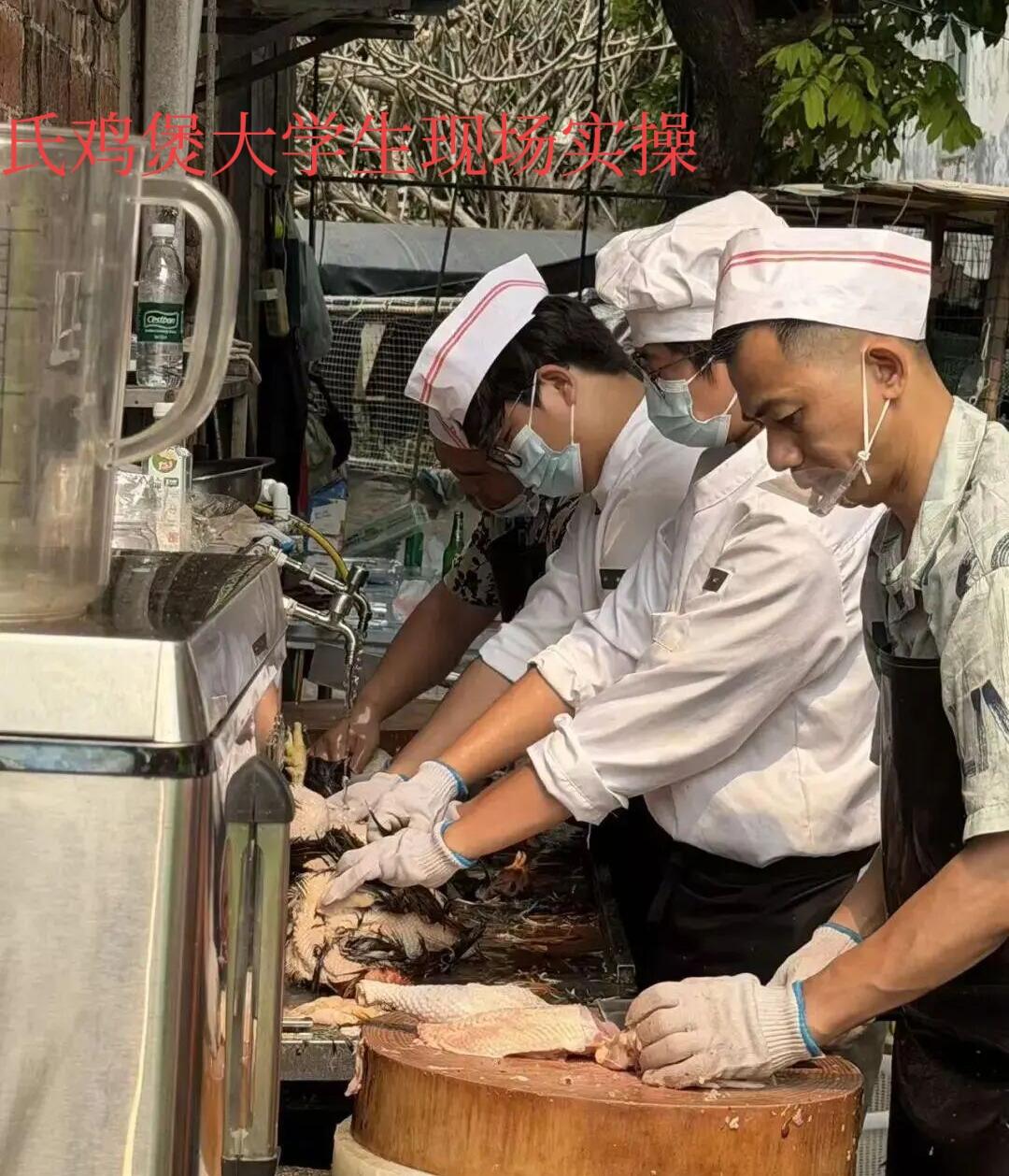 火到全城来帮忙！莫氏鸡煲爆火出圈，连夜修路送空调太暖心最近莫氏鸡煲彻底火了