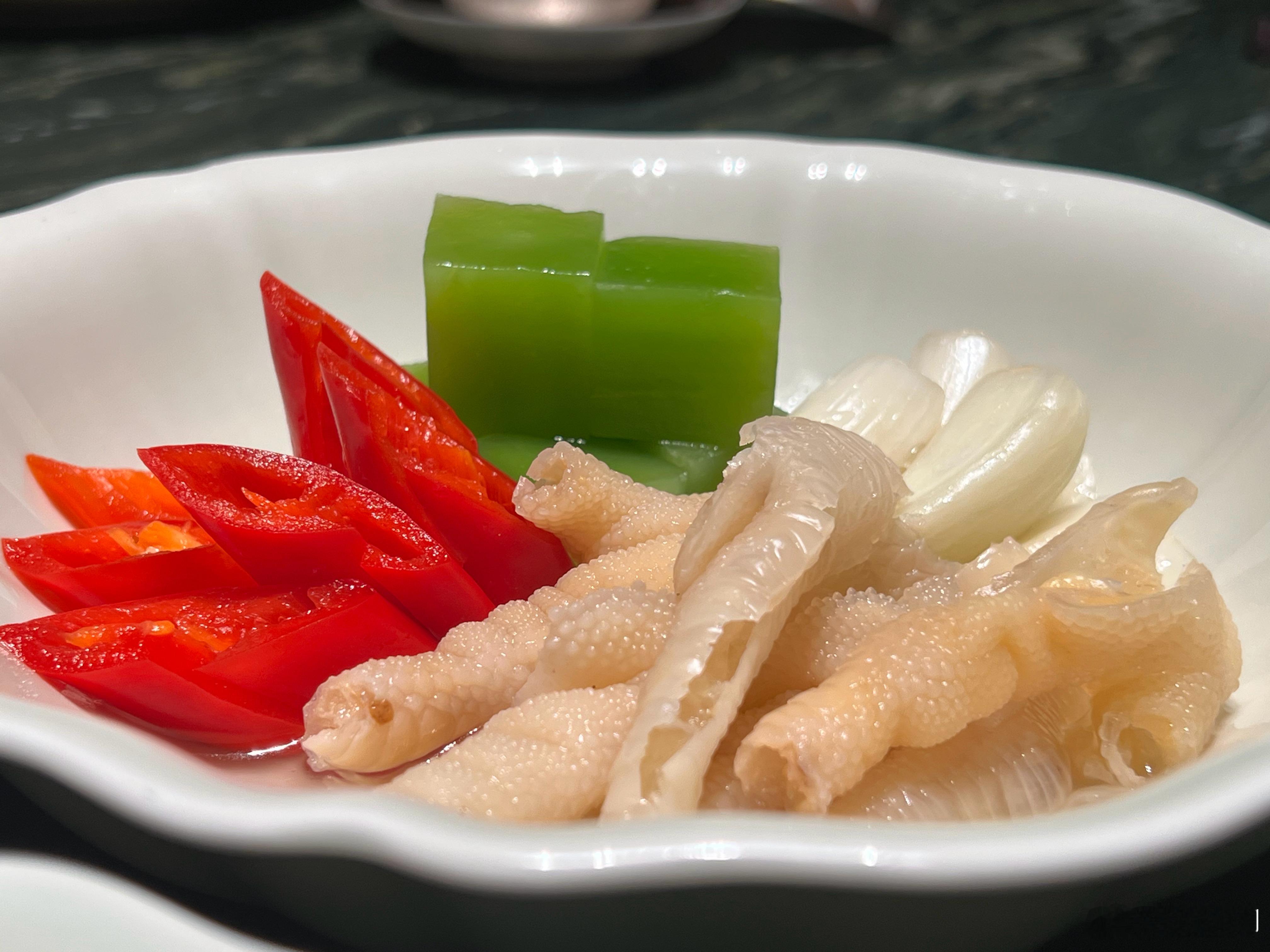 算来，认识这家店十年了，也去拍摄过，这家超过100岁的川菜老店，依然充满生命力，