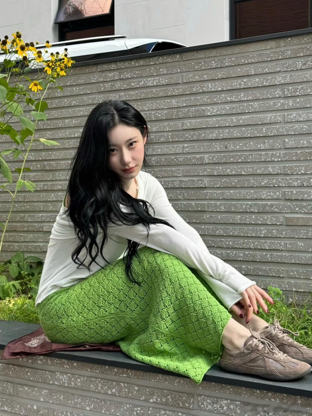 太吃领子这种狐狸长相了！不是标准美女，但是因为眼睛的特征可以记住。眼尾上扬+下勾