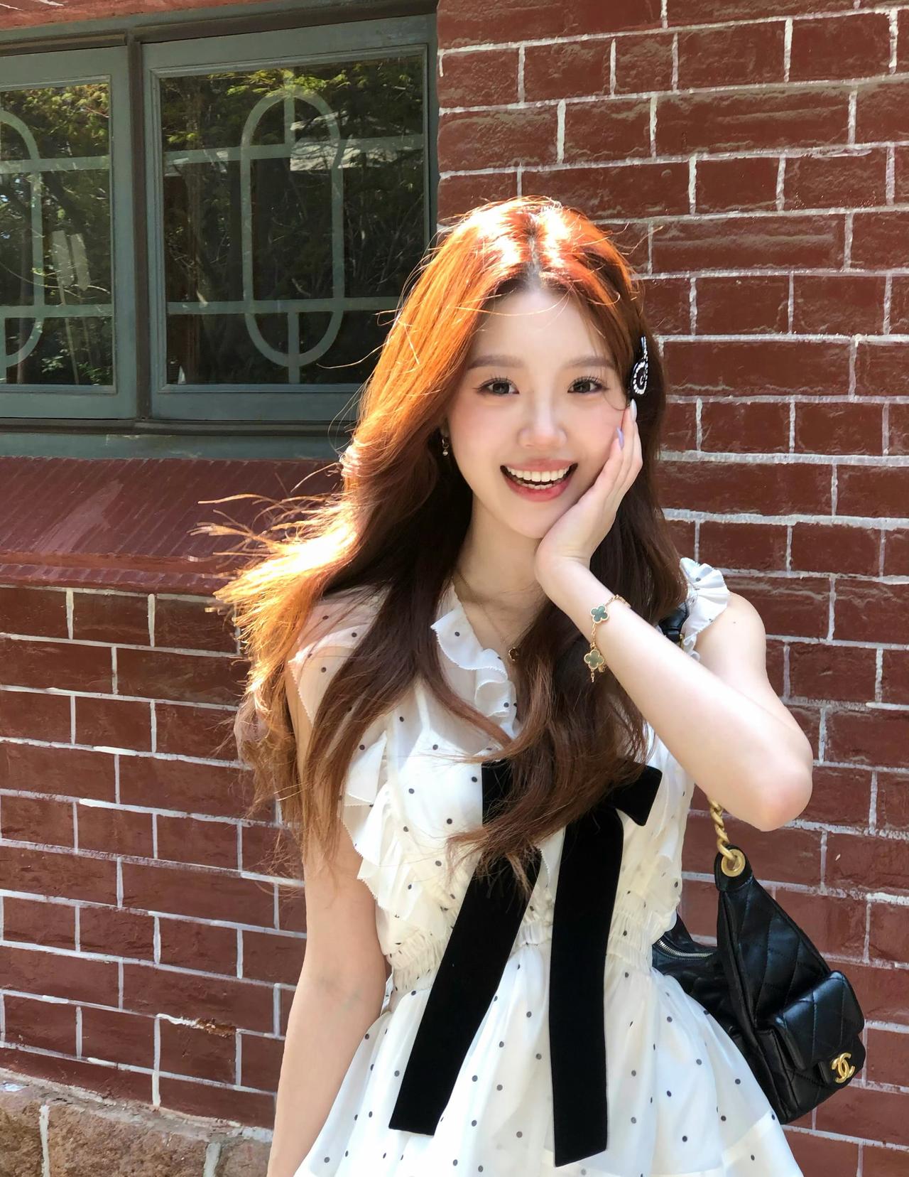 阳光、喷泉和红房子，是属于春天的浪漫童话✨波点小衫配蝴蝶结，今天是甜度满分的一