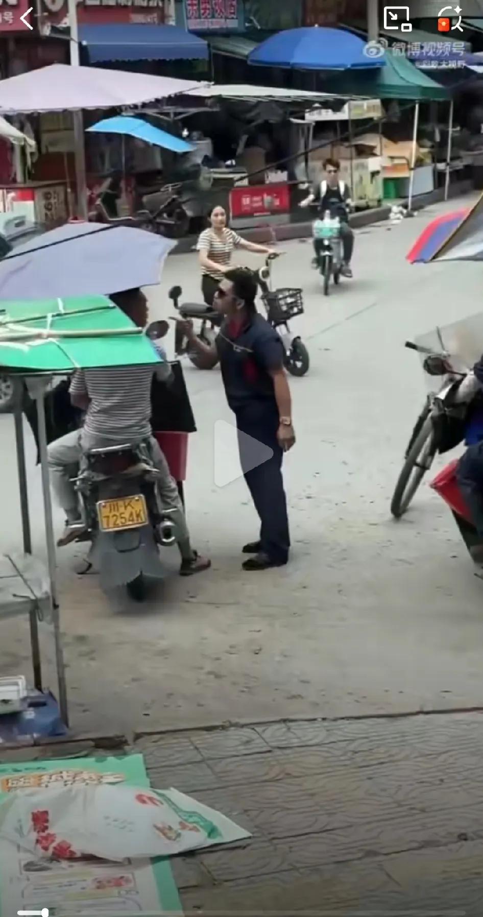 这个物业公司的保安，实在是太嚣张了。大街上，一保安将一个骑摩托车的男子拦了下