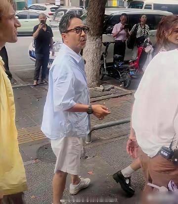 汪涵才五十一，瞅着跟老大爷似的。