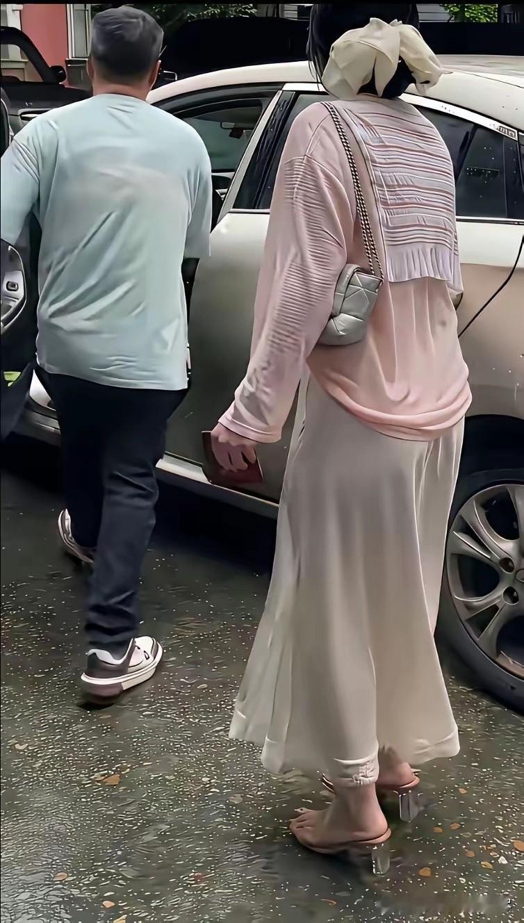 很多人都说这个男人太绝情，即使两个人刚领了离婚证，但是下着这么大的雨，女人也没有