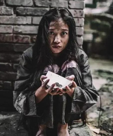 1977年，北京知青谢炳义给一位乞讨的女人买了两碗面，然而这位女子却一直跟在他身