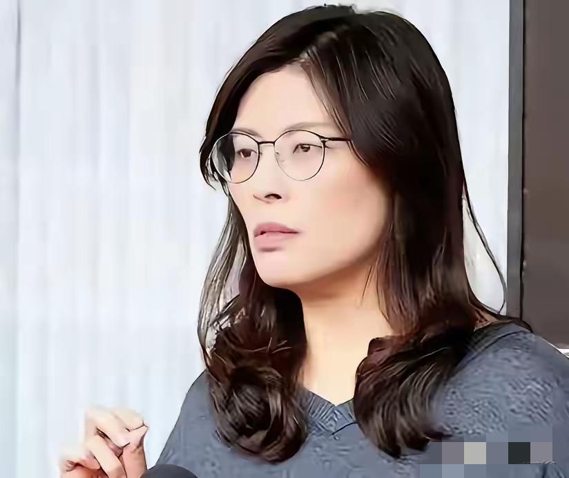 海峡两岸都不希望她去美国。可她心里就是不听。非要去趟这次浑水，怎么样？到了美国了