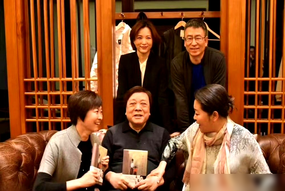 赵忠祥去倪萍家，坐下就吃，七个大包子，一点不装。那是真饿，也是真不见外。这要是搁现在，哪个主持人敢？