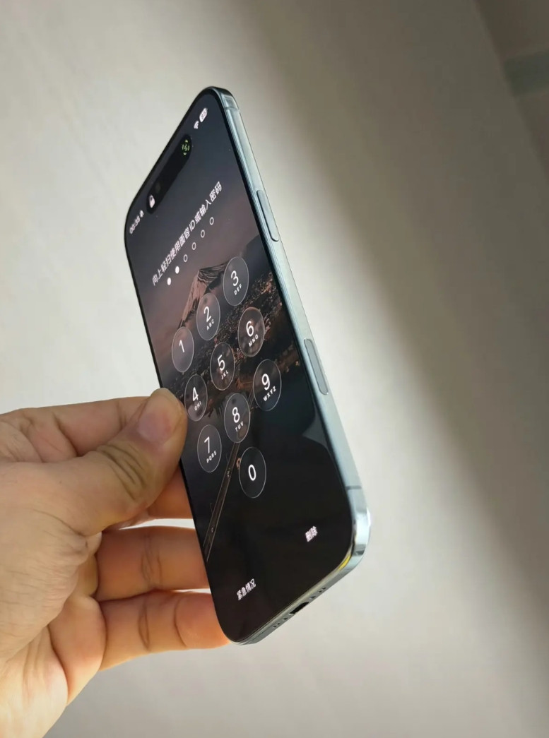 iPhoneair这次确实有了创新，那就是机身薄，比较一下你会发现它比数据线都