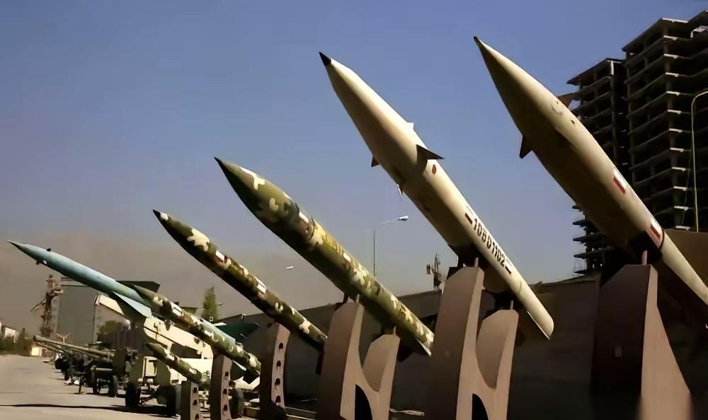 东部战区一句话，直接把天聊“死”了。就在家家户户都在贴春联、囤年货，手机里全是