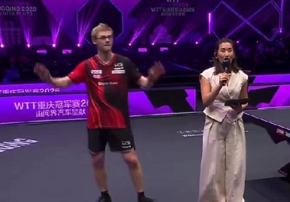 这小勒布伦他还真是一点心事都藏不住，拿了冠军后，面对记者的提问，小布把自己的私事