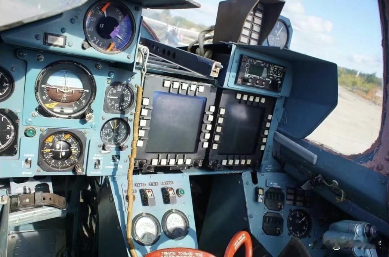 苏-47“金雕”的座舱，典型的苏俄风格。苏系战机军事军迷发烧友武器装备