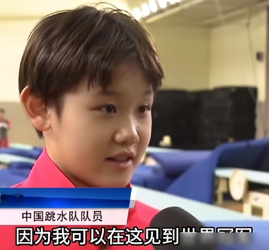 4岁被扔进体操房，7岁转跳水，别的小孩在哭，她在练翻腾。张家齐的履历拉出来，就是一台无情的金牌机器。