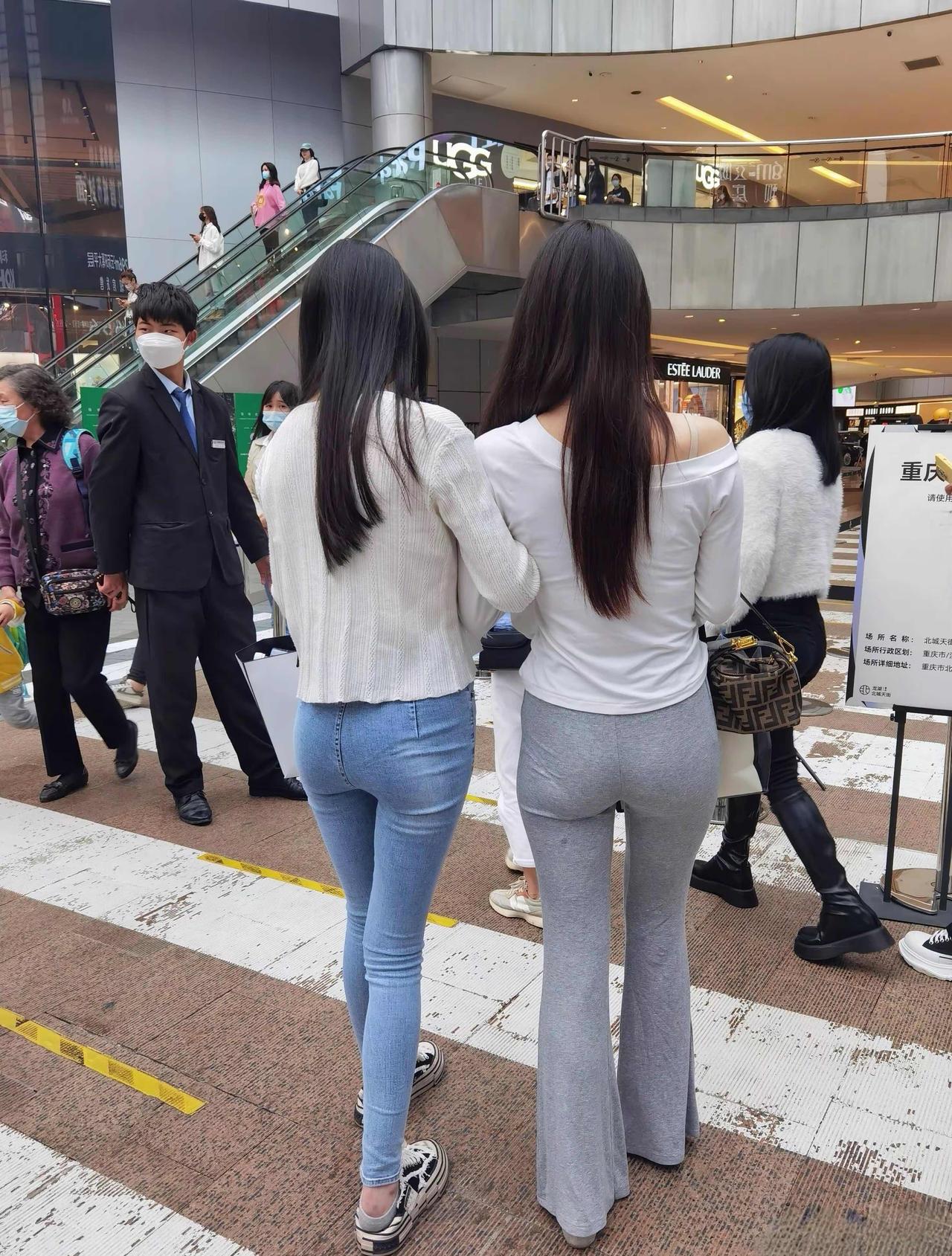 👭一起逛商场，开心一整天！🛍️💃