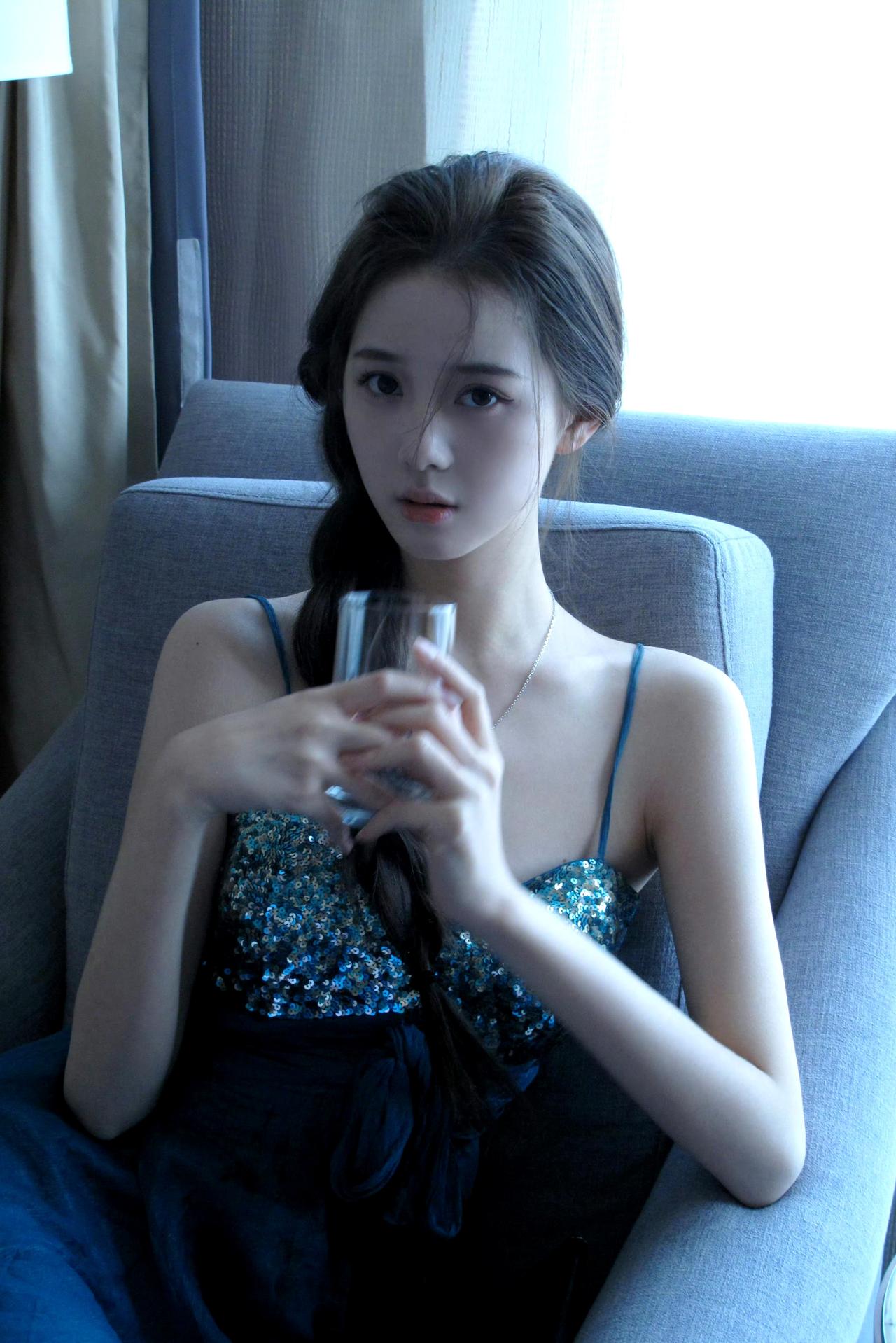 李瑜这组氛围感图谁看了不迷糊✨深海蓝碎钻裙配慵懒麻花辫，清冷又带点小妩媚，光