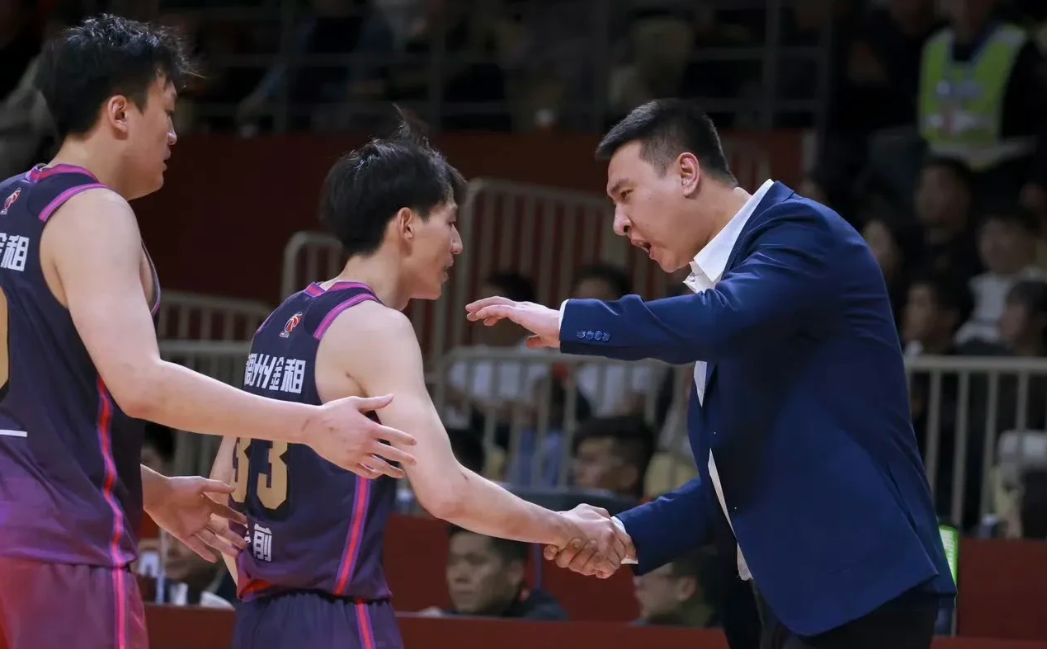 浙江稠州总经理<em>方俊</em>绝对是昨天最开心的一位，不仅仅是因为浙江队大胜新疆，并保持全场