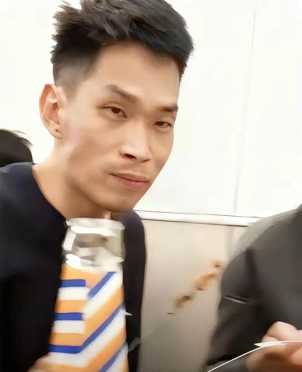 发小灭门案的凶手崔某某，单看面相就透着一股狠劲，让人打心底里不舒服。那贼眉鼠眼的