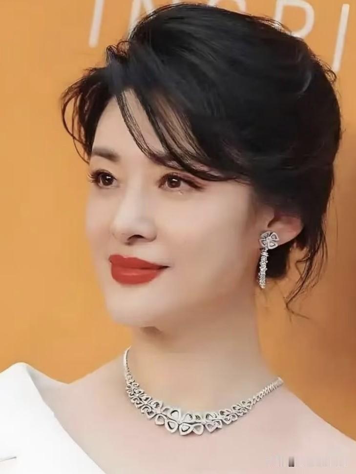 主持人气场全开气场全开的主持人，是舞台的灵魂。以沉稳的节奏制造仪式感，用温柔的语