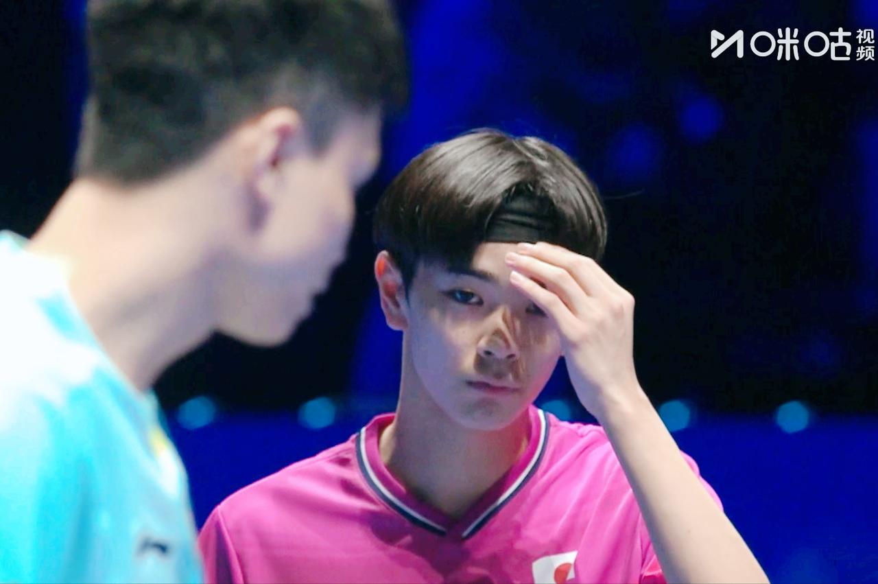 我去！日本16岁小将打的这么好！第一局周启豪11:6轻松拿下第二局川