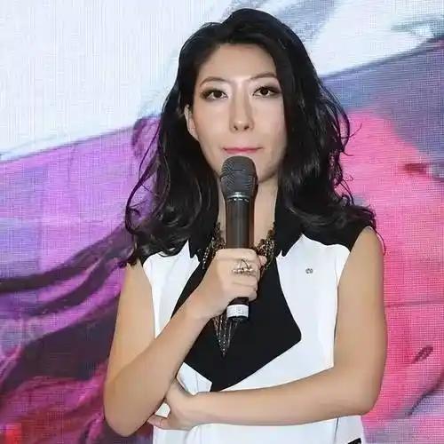 歌手曲婉婷，这名字您可能有点印象，唱《我的歌声里》那位。但这些年，她身上的标签早