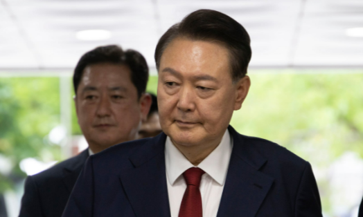 31日，韩国首尔中央地方法院批准逮捕前总统尹锡悦。这一逮捕令是金建希特检组申请签