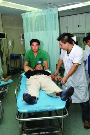 在医院做几天陪护，看到这样几个年轻人，每天都在走廊里跟病人家属聊天，陪病人去做检