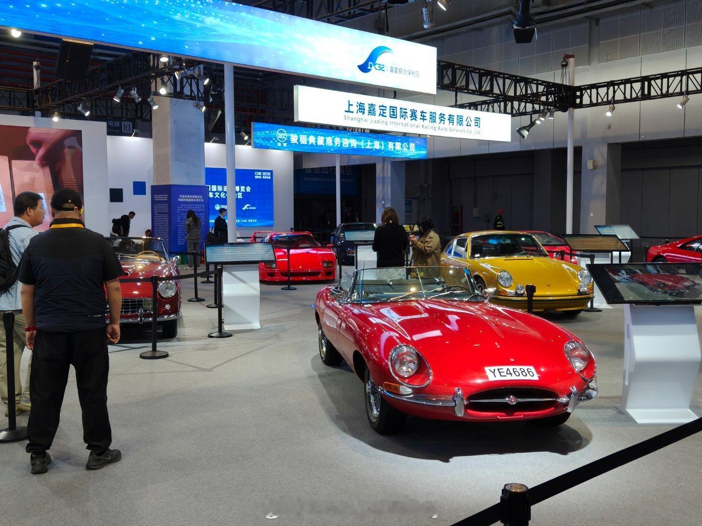 进博会的汽车展区给我一种小时候逛车展的感觉：车不多，但都挺有意思，每一个都值得停