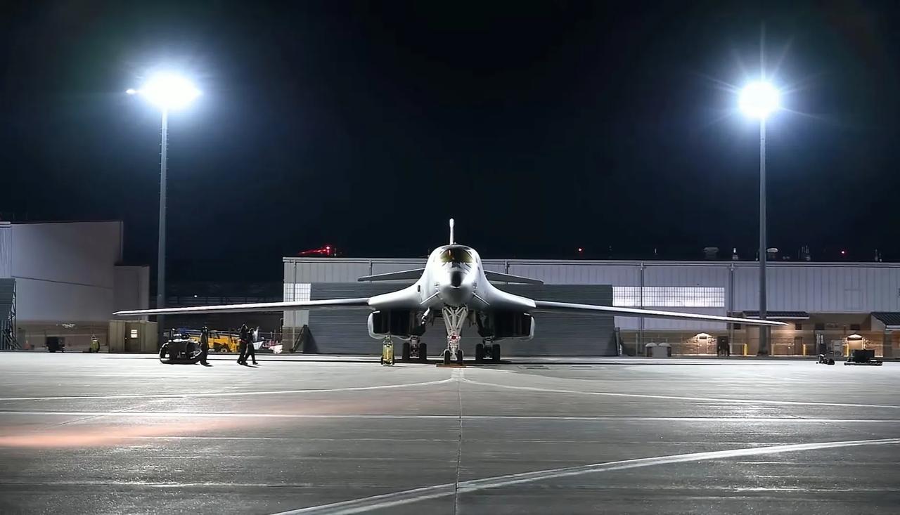 美国空军从本土埃尔斯沃思空军基地出动3架B-1B“枪骑兵”超声速战略轰炸机，通过