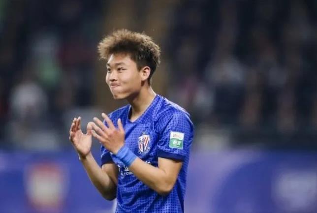 申花输给深圳，暴露并证实了多名平庸之辈，首先金顺凯灾难级表现，全场多次在没有压力