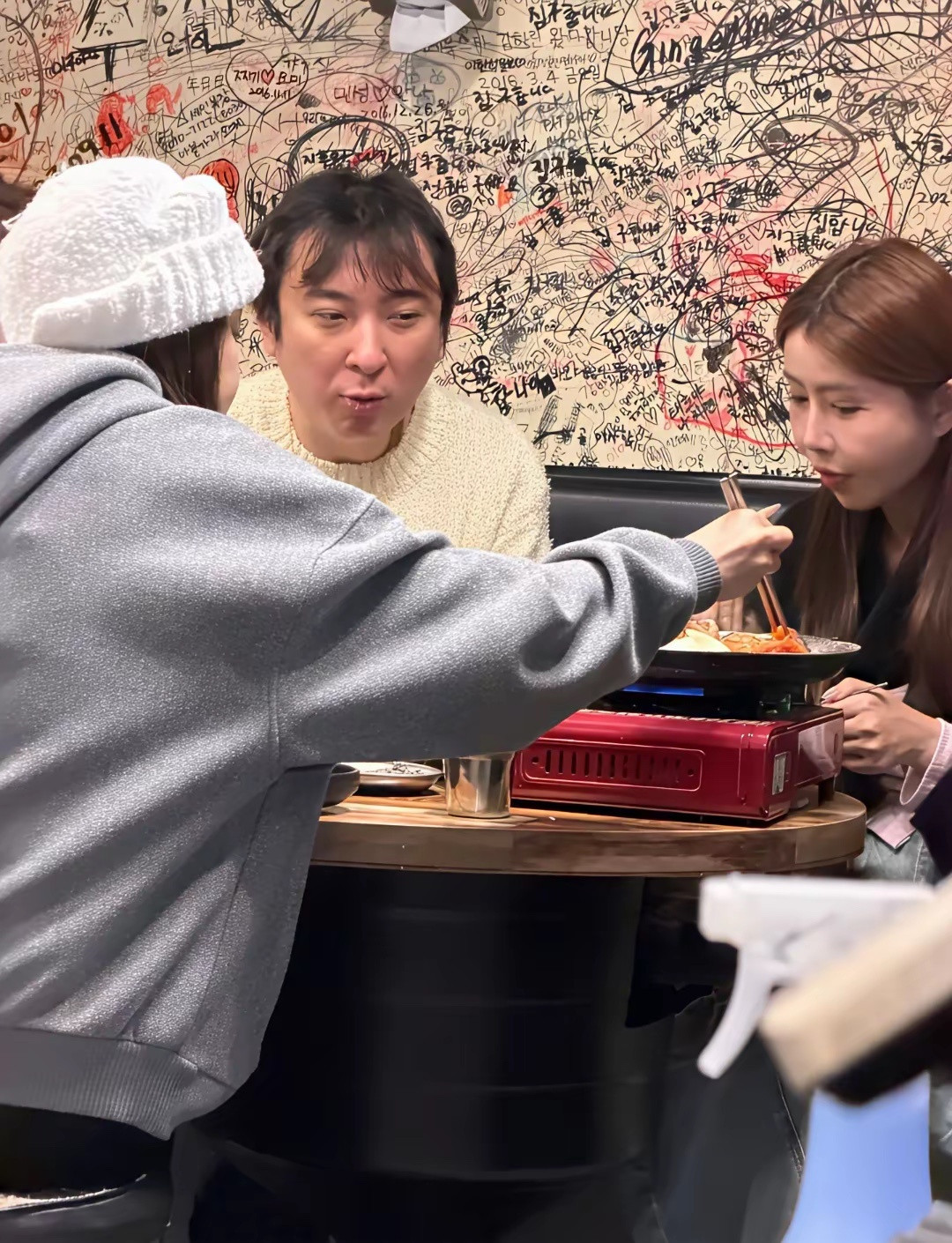 王思聪真的开始放飞自我，完全不顾形象了。竟然往前面梳刘海，猛一看像大姨。不过虽然