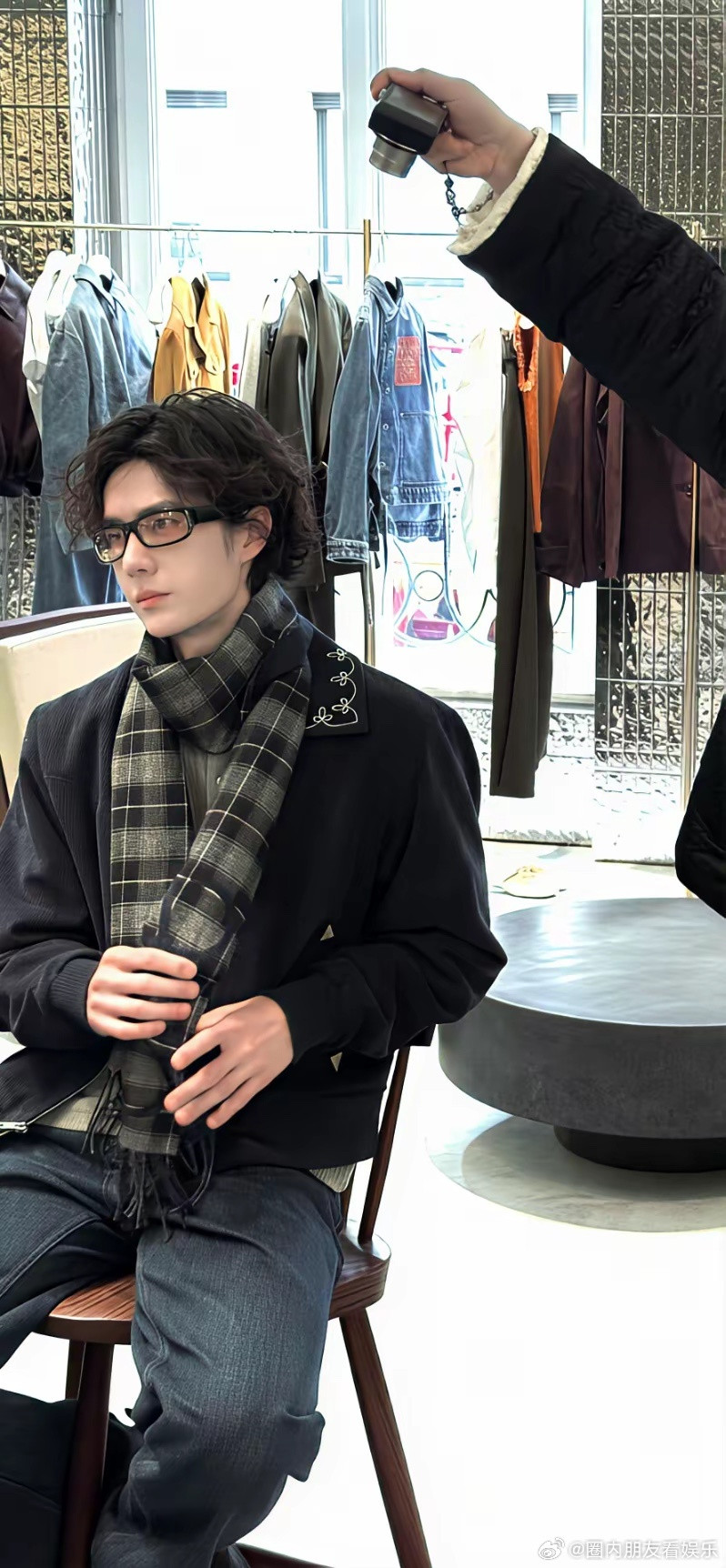 只是调了一下亮度，王一博就帅出了一个新高度，评论区说这是最接近王一博真实长相的样