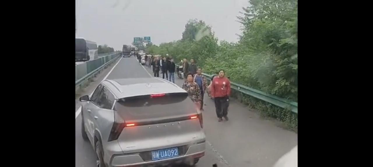 襄阳拦不到车了，割四赔五吓坏收割机。河南小夫妻被讹诈事件影响极坏，当地执法机构
