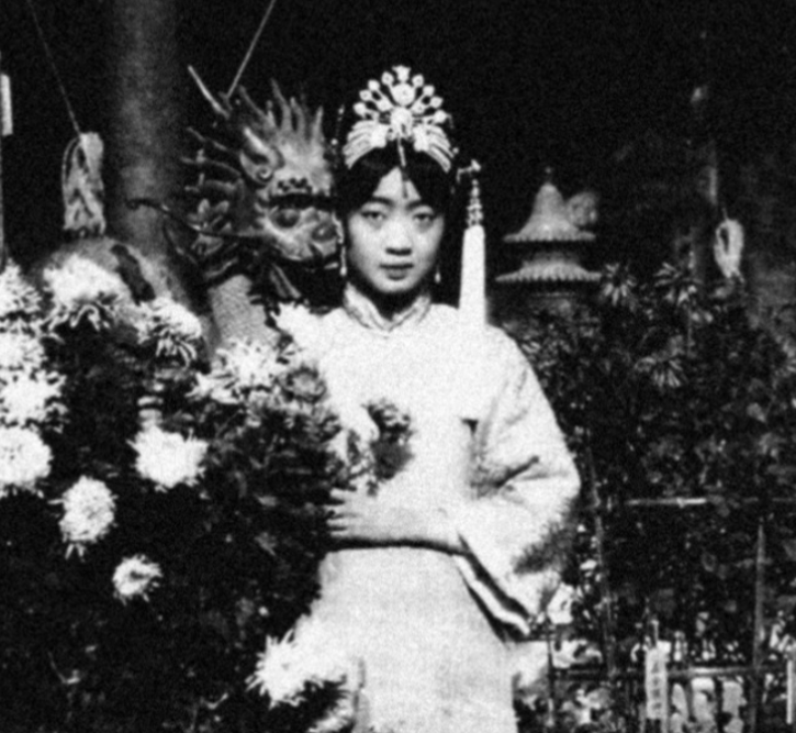1946年，婉容的身上发出一股股恶臭，让人难以靠近，41岁的她已经生活不能自理。