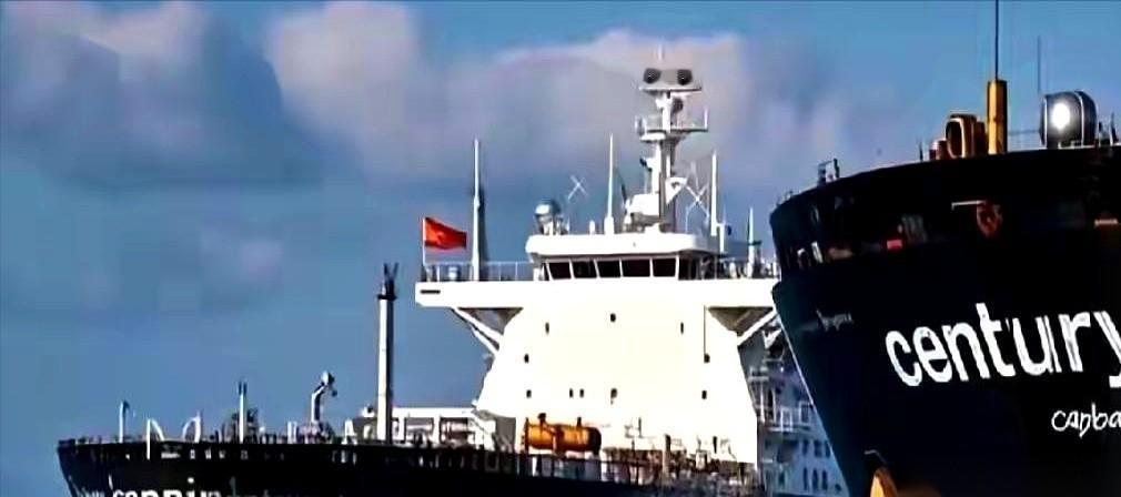 聊聊美国追那艘空油轮的事儿，简直是年度大戏。美国海岸警卫队的精锐小组，全副武装