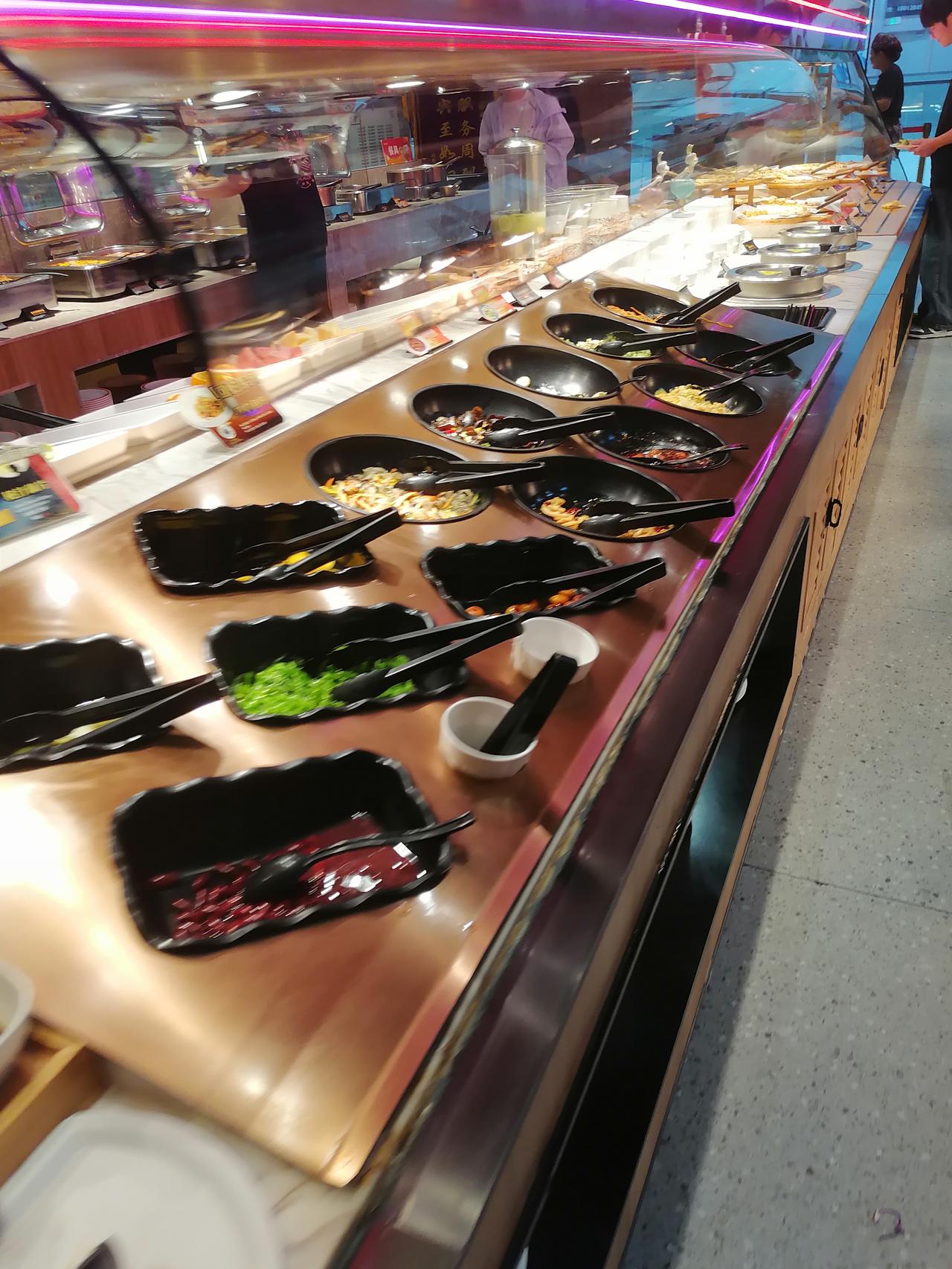 鸡蛋价格太贵，昨天我想了个法子，干脆不吃鸡蛋，去吃自助餐。这自助餐倒还算可以，一
