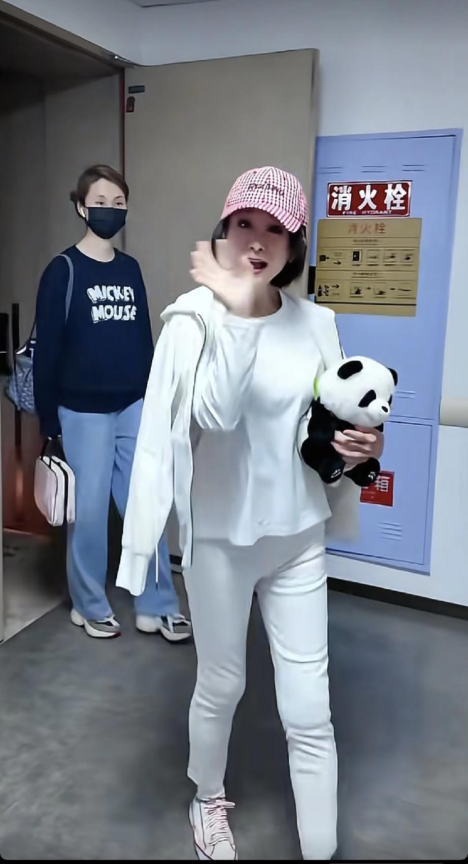 81岁潘迎紫成都录节目，除了有小肚腩之外其他还好，真是不老女神，关键她这么大年龄