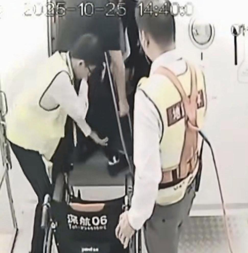 深圳机场公布现场视频后,郑智化虽然也道歉了,但是,一些网友并没有选择原谅,而是开