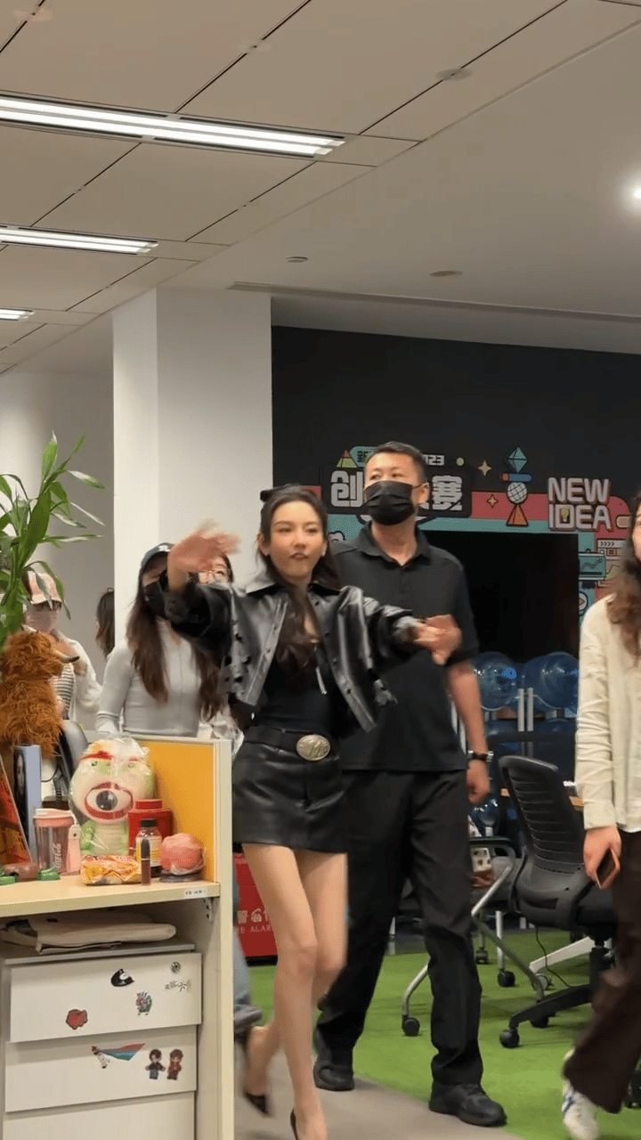 看了好几遍都觉得宋祖儿裙子提太高长腿路线真的好像不适合矮个子赵露思、宋祖儿这