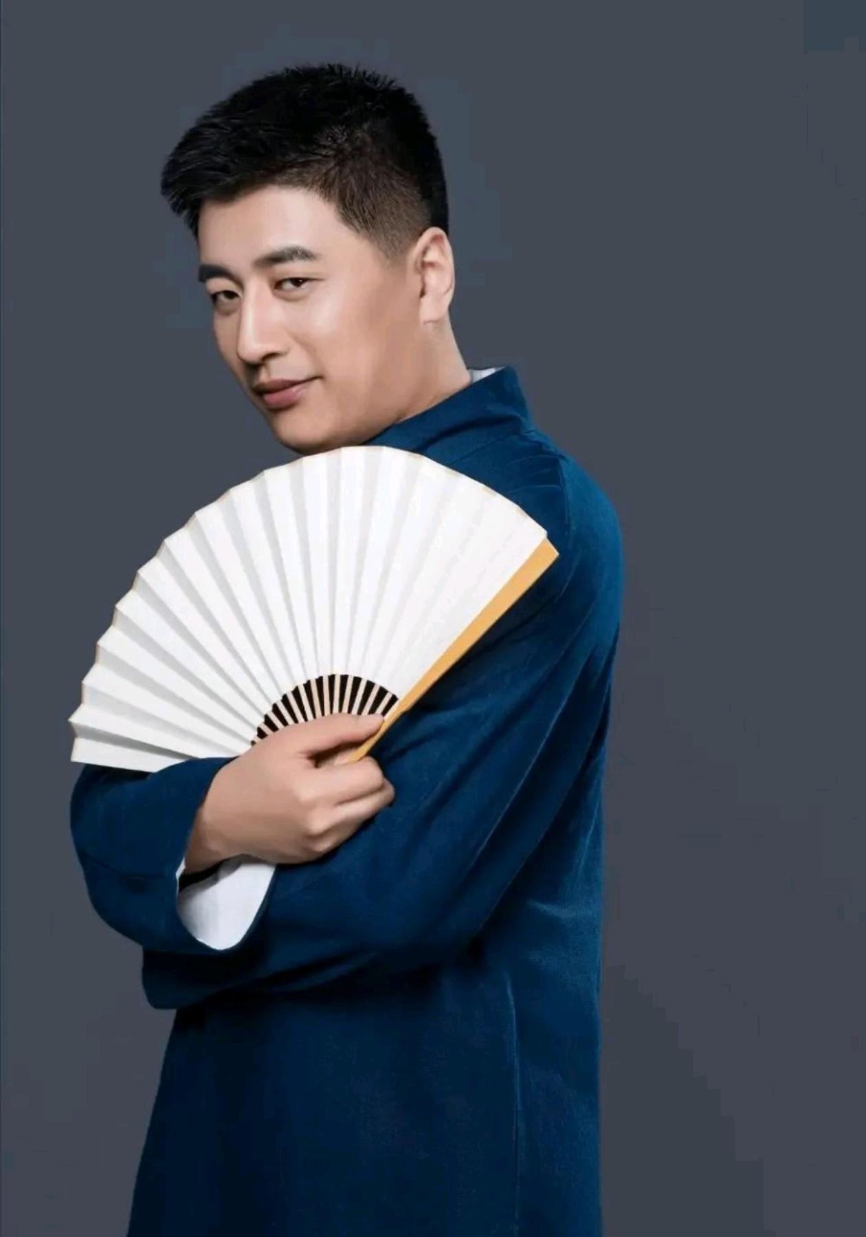 张雪峰是一个传奇，像流星划过天际，又像萤火虫那样一闪而灭。高校的招聘本来是按部