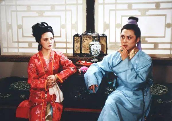 贾瑞为何敢撩王熙凤？《红楼梦》中，贾瑞是贾府的旁支血脉，自幼父母双亡，跟着爷爷