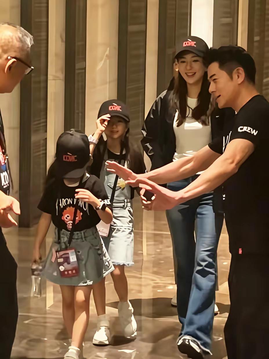 7月5日，郭富城方媛带两个女儿现身广州佛山，大方晒娃，与网友热情打招呼，被夸爆了