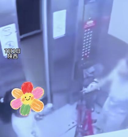 电梯里夸了句“自行车好漂亮”，换来一记耳光。先别急着判断谁对谁错——你只需要