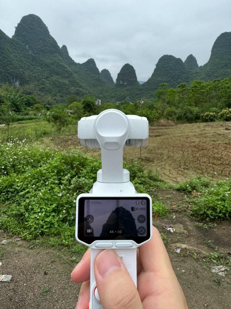 大疆Pocket4的最强竞品来了，影石主动曝光双摄云台相机LUNA，白色配色会